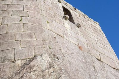 La fusion entre la roche et le bâtiment est parfaite