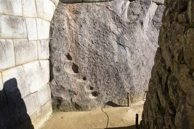 Les ouvriers quechua ont fait la grave erreur de creuser des marches dans la représentation de Pachamama. L'Inca n'était pas content !