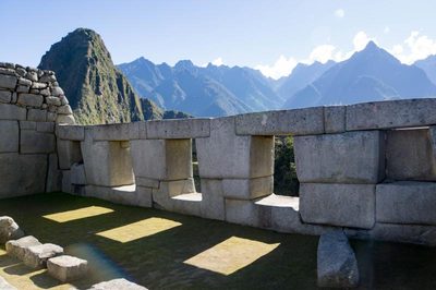 Le temple des trois fenêtres : Une pour l'enfer, une pour le paradis, et une pour le temps présent. Elles représentent aussi l'ascension du soleil.
