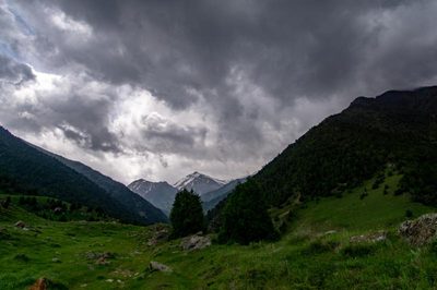 ... Un gros orage éclate au dessus de nous