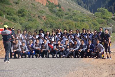 Photo de groupe au milieu de la route. On attend !