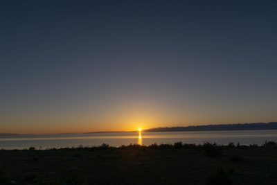 Couché de soleil sur le lac Issyk Kul