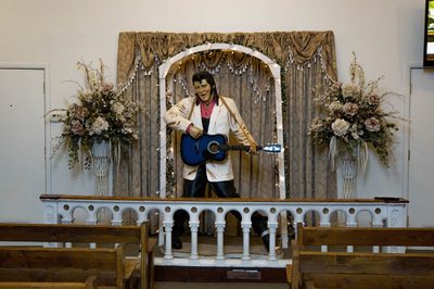 Elvis sur l'autel de l'église