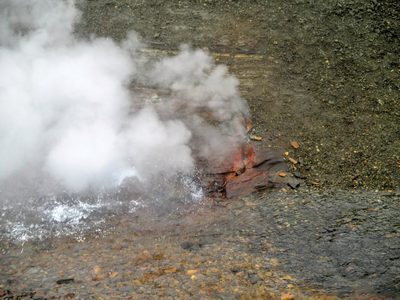 Quelques kilomètres plus tard et toujours vers l’Est, nous faisons halte aux chutes de Gullfoss, où, malgré une légère bruine, nous en prenons plein la vue.